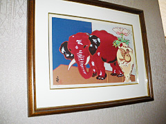 徳力富吉郎氏の作品「赤い象の版画」