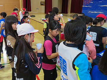 みんなで冷たいスポーツドリンクを飲みました！