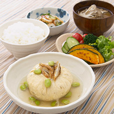 豆腐とうなぎ、枝豆のレンジ蒸し茶巾