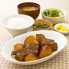 さつまいもとスペアリブの煮込み レモンがけ