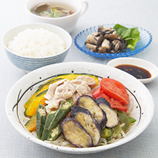 夏野菜と豚肉の蒸しもの にんにくソース