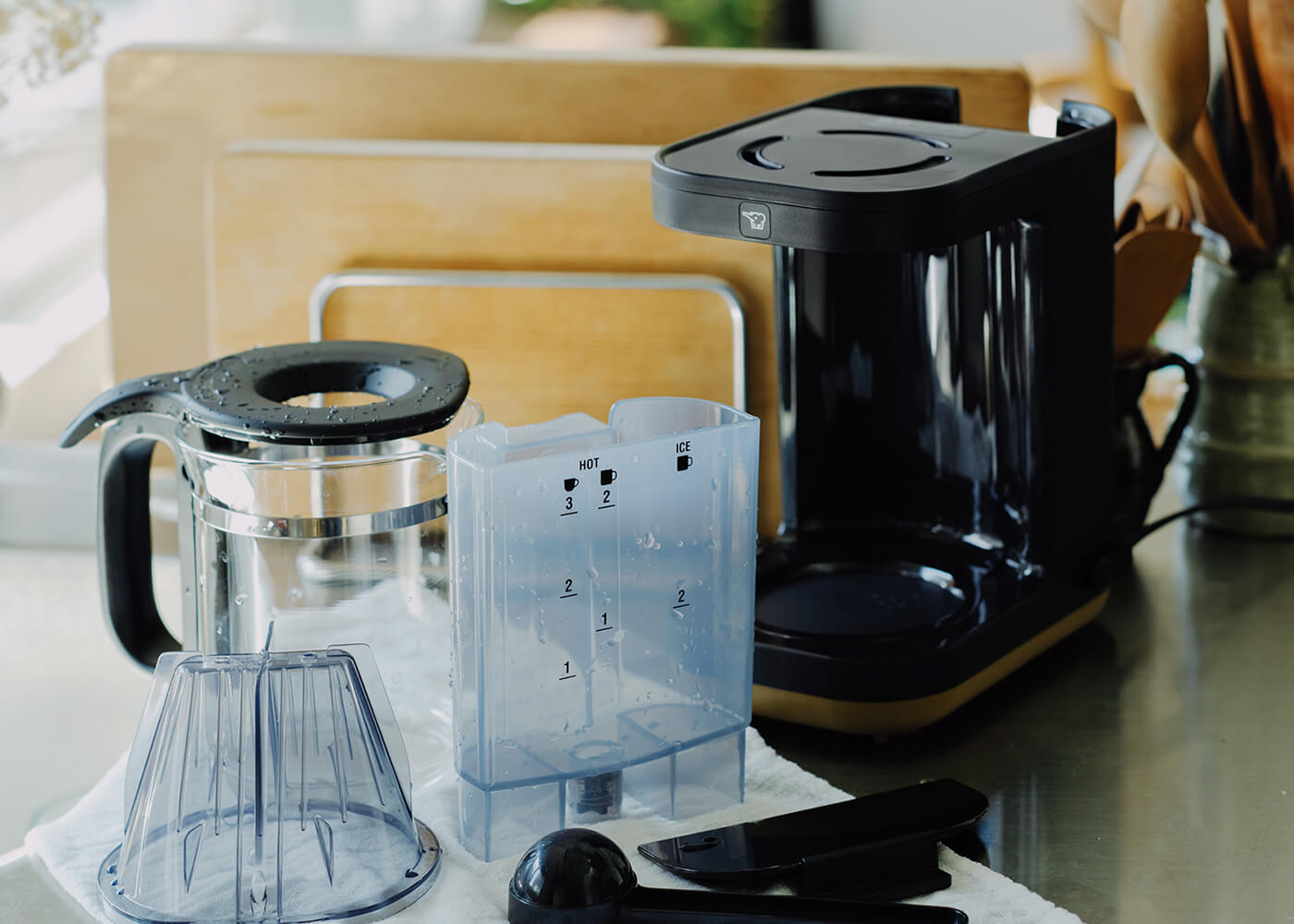 コーヒーメーカーの「水タンク」は取り外し可能で、給水もお手入れも簡単。